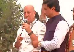 anupam kher leads protest against award wapsi meets president pm