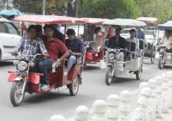 delhi government begins registering e rickshaws