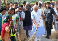 pm modi meets facebook ceo discusses clean india mission