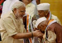 pm modi tears into jd u rjd alliance govt increases freedom fighters pension top 5 news headlines