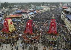 priests perform pahandi rituals in puri