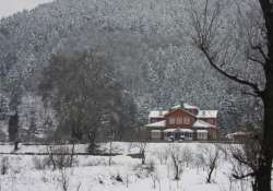 kashmir valley continues to shiver as cold wave persists