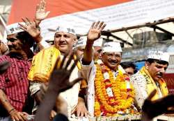 kejriwal holds massive roadshow hits out at modi