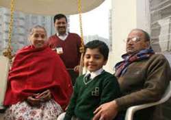 kejriwal s parents to sit on ground at aap govt swearing in