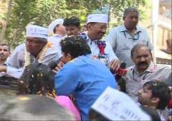 kejriwal s roadshow in delhi draws crowds