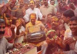 mp cm chouhan beats dholak sings phagun songs on holi