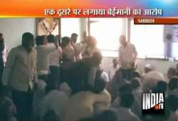 maharashtra primary teachers fight like unruly students during polls