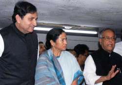 mamata serves ultimatum to upa govt