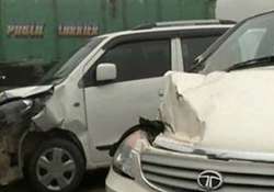 massive pile up of 20 vehicles on yamuna expressway 1 killed 30 injured