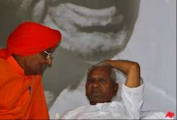 miffed swami agnivesh walks out of team anna