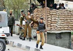 militants attack police station in srinagar 2 injured