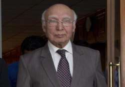 mirwaiz farooq yasin malik meet sartaj aziz in delhi