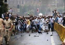 mob attacks police personel in thane over power cuts issue five injured