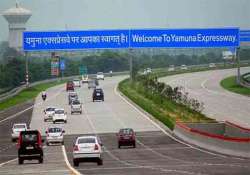 nearly 24 vehicles pile up in fog on yamuna expressway