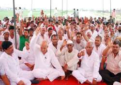 noida farmers suspend agitation for 3 months