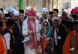 pak pm prays for peace at ajmer shrine meets khurshid over lunch