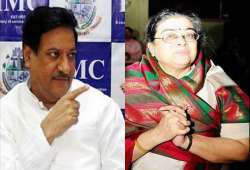 prithviraj chavan s wife robbed of her purse on train