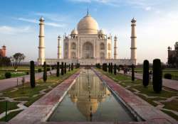 protest at taj mahal over high court demand