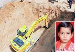 mahi s fate uncertain as rescuers struggle to remove rocks