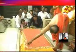 sai baba devotee offers fake gold chadar in shirdi