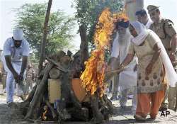 sarabjit gets a martyr s send off autopsy doctors say motive was to kill