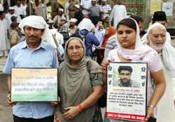 sarabjit s family steps up efforts for his release