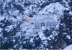 season s first snowfall in vaishnodevi yatra on