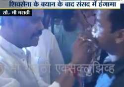 shocking shiv sena mps force maharashtra sadan staffer to eat during ramzan fast