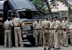 six gangsters attack police informer with swords bottles in mumbai