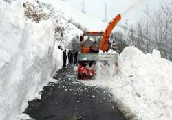 srinagar jammu highway opened intermittent snowfall continues