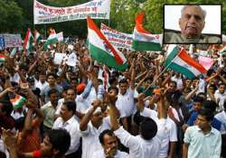 team anna demands early introduction of jan lokpal bill