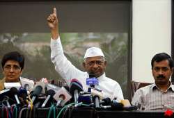 delhi police refuses permission for hazare s fast anna may be arrested