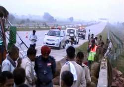 three members of delhi family die in mishap on yamuna expressway