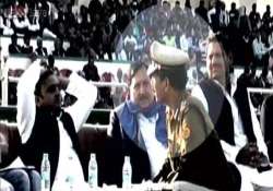 top up cop ashutosh pande at cm akhilesh yadav s feet