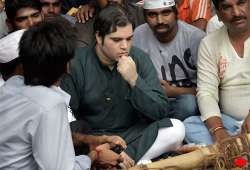 varun gandhi reaches ramlila maidan