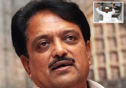 vilasrao deshmukh meets hazare requests him to end fast