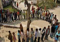 early voters throng jharkhand polling booths