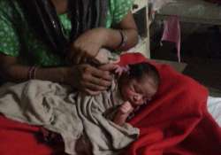 woman gives birth to baby girl inside delhi metro train