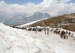 200 tourists trapped in snow rescued over 50 tourists still stranded