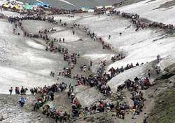 18 000 pilgrims pay obeisance at amarnath cave shrine