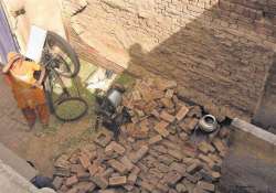 2 kids die as wall collapses