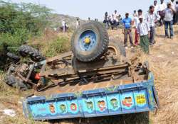 6 killed 8 injured in tractor truck crash in mp