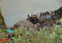 17 dead 30 wounded in kashmir road accident