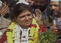 aap s savita bhatti opts out of ls contest