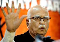 advani attacks congress for slanderous campaign against sangh