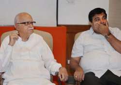 advani congratulates gadkari for stand on allegations