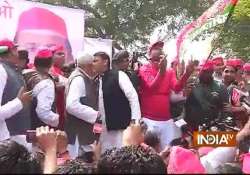 akhilesh flags off sp cycle rally from jantar mantar