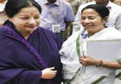 amma calls up didi jayalalitha discusses ls polls with mamata