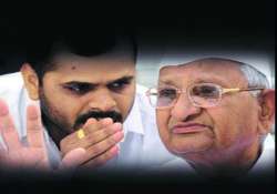 anna s personal secretary suresh pathare disassociates himself from hazare