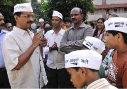 arvind kejriwal threatens to jail media if aap comes to power later retracts